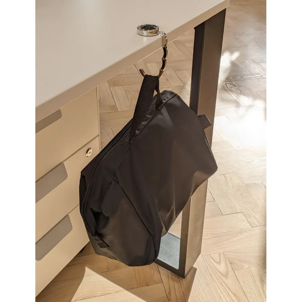 OBEŠALNIK ZA TORBICE Z ŽAMETNO VREČKO